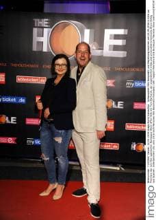 Schauspieler Nils Bonometti und Begleitung kommen am 22.05.2016 in Köln zur Premiere der schrillen spanischen Burlesque-Show „The Hole mit Tom Gerhardt, der ungewöhnlich wilde und unverschämt komische Show-Erfolg aus Spanien.