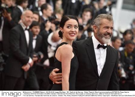 69. Festival de Cannes - Roter Teppich Abschlussveranstaltung 207963 De Rosa-Garcia Starface 0000-00-00 Etats-Unis 69th Cannes International Film Festival. Red carpet of Closing ceremony. 69eme Festival International du Film de Cannes. Montee des marches de cloture. Gibson, Mel; Ross, Rosalind  Copyright: xDexRosa-Garciax xStarfacex STAR_207963_198