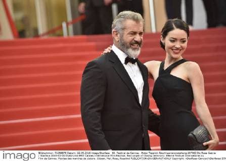 69. Festival de Cannes - Roter Teppich Abschlussveranstaltung 207963 De Rosa-Garcia Starface 0000-00-00 Etats-Unis 69th Cannes International Film Festival. Red carpet of Closing ceremony. 69eme Festival International du Film de Cannes. Montee des marches de cloture. Gibson, Mel; Ross, Rosalind  Copyright: xDexRosa-Garciax xStarfacex STAR_207963_215