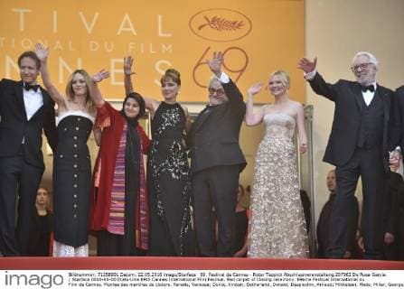 69. Festival de Cannes - Roter Teppich Abschlussveranstaltung 207963 De Rosa-Garcia Starface 0000-00-00 Etats-Unis 69th Cannes International Film Festival. Red carpet of Closing ceremony. 69eme Festival International du Film de Cannes. Montee des marches de cloture. Paradis, Vanessa; Dunst, Kirsten; Sutherland, Donald; Desplechin, Arnaud; Mikkelsen, Mads; Miller, George; Nemes, Laszlo  Copyright: xDexRosa-Garciax xStarfacex STAR_207963_235