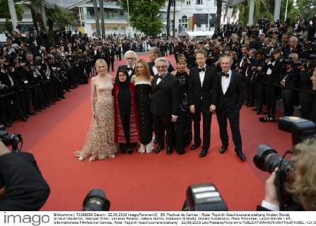 69. Festival de Cannes - Roter Teppich Abschlussveranstaltung Kirsten Dunst, Arnaud Deplechin, Georges Miller, Vanessa Paradis, Valeria Golino, Katayoon Shahabi, Donald Sutherland, Mads Mikkelsen, Laszlo Nemes - 69. Internationales Filmfestival Cannes, Roter Teppich Abschlussveranstaltung - 22 05 2016 LoicThebaud Panoramic 