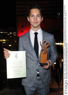 5 Jahre Deutscher Schauspielerpreis 2016 Tim Oliver Schulz, mit Preis und Urkunde Party im Bikini Berlin zu 5 jahre Deutscher Schauspielerpreis 2016 in Berlin, 20.05.2016