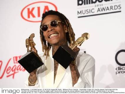 Billboard Music Awards - Preisträger Singer Wiz Khalifa appears backstage with the Top Hot 100 Song Award for See You Again (with Charlie Puth) during the annual Billboard Music Awards held at T-Mobile Arena in Las Vegas, Nevada on May 22, 2016.  LAV20160522112 JIMxRUYMEN