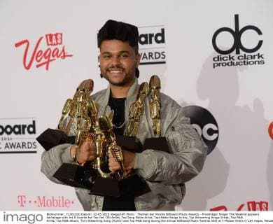 Themen der Woche Billboard Music Awards - Preisträger Singer The Weeknd appears backstage with his 8 Awards for Top Hot 100 Artist, Top Song Sales Artist, Top Radio Songs Artist, Top Streaming Songs Artist, Top R&B Artist, Top R&B Album, Tom Streaming Song (Audio) and Top R&B Song during the annual Billboard Music Awards held at T-Mobile Arena in Las Vegas, Nevada on May 22, 2016.  LAV20160522166 JIMxRUYMEN