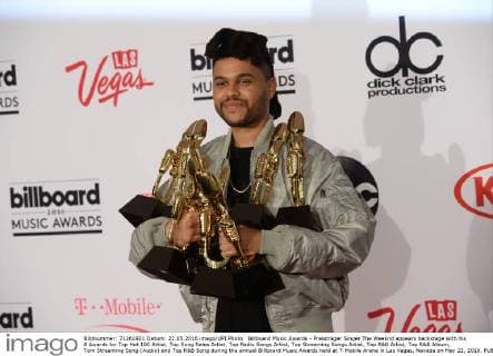 Billboard Music Awards - Preisträger Singer The Weeknd appears backstage with his 8 Awards for Top Hot 100 Artist, Top Song Sales Artist, Top Radio Songs Artist, Top Streaming Songs Artist, Top R&B Artist, Top R&B Album, Tom Streaming Song (Audio) and Top R&B Song during the annual Billboard Music Awards held at T-Mobile Arena in Las Vegas, Nevada on May 22, 2016.  LAV20160522167 JIMxRUYMEN