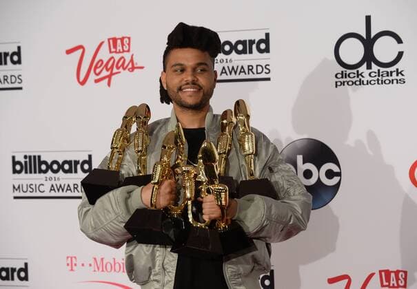 Billboard Music Awards - Preisträger Singer The Weeknd appears backstage with his 8 Awards for Top Hot 100 Artist, Top Song Sales Artist, Top Radio Songs Artist, Top Streaming Songs Artist, Top R&B Artist, Top R&B Album, Tom Streaming Song (Audio) and Top R&B Song during the annual Billboard Music Awards held at T-Mobile Arena in Las Vegas, Nevada on May 22, 2016.  LAV20160522168 JIMxRUYMEN