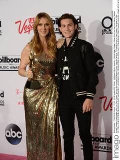 Billboard Music Awards - Preisträger Singer Celine Dion and her son Rene-Charles Angelil appear backstage with her Icon Award during the annual Billboard Music Awards held at T-Mobile Arena in Las Vegas, Nevada on May 22, 2016.  LAV20160522262 JIMxRUYMEN
