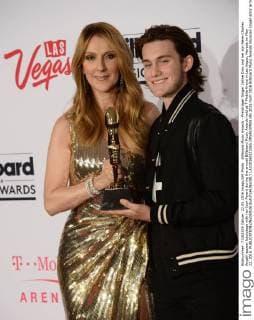 Billboard Music Awards - Preisträger Singer Celine Dion and her son Rene-Charles Angelil appear backstage with her Icon Award during the annual Billboard Music Awards held at T-Mobile Arena in Las Vegas, Nevada on May 22, 2016.  LAV20160522265 JIMxRUYMEN