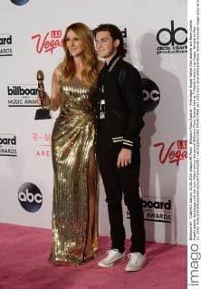 Billboard Music Awards - Preisträger Singer Celine Dion and her son Rene-Charles Angelil appear backstage with her Icon Award during the annual Billboard Music Awards held at T-Mobile Arena in Las Vegas, Nevada on May 22, 2016.  LAV20160522263 JIMxRUYMEN