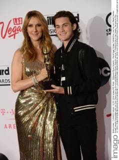 Billboard Music Awards - Preisträger Singer Celine Dion and her son Rene-Charles Angelil appear backstage with her Icon Award during the annual Billboard Music Awards held at T-Mobile Arena in Las Vegas, Nevada on May 22, 2016.  LAV20160522266 JIMxRUYMEN