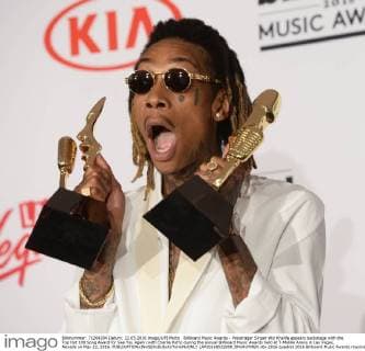 Billboard Music Awards - Preisträger Singer Wiz Khalifa appears backstage with the Top Hot 100 Song Award for See You Again (with Charlie Puth) during the annual Billboard Music Awards held at T-Mobile Arena in Las Vegas, Nevada on May 22, 2016.  LAP20160522900 JIMxRUYMEN