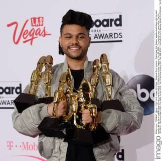 Billboard Music Awards - Preisträger The Weeknd appears backstage with his eight awards during the annual Billboard Music Awards held at T-Mobile Arena in Las Vegas on May 22, 2016. The musician was honored as Top Hot 100 Artist, Top Song Sales Artist, Top Radio Songs Artist, Top Streaming Songs Artist, Top R&B Artist, Top R&B Album for Beauty Behind the Madness, Top Streaming Song for The Hills and Top R&B Song for The Hills.  LAV20160522902 JIMxRUYMEN