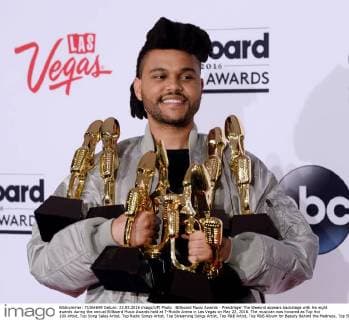 Billboard Music Awards - Preisträger The Weeknd appears backstage with his eight awards during the annual Billboard Music Awards held at T-Mobile Arena in Las Vegas on May 22, 2016. The musician was honored as Top Hot 100 Artist, Top Song Sales Artist, Top Radio Songs Artist, Top Streaming Songs Artist, Top R&B Artist, Top R&B Album for Beauty Behind the Madness, Top Streaming Song for The Hills and Top R&B Song for The Hills.  LAV20160522903 JIMxRUYMEN