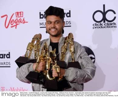 Billboard Music Awards - Preisträger The Weeknd appears backstage with his eight awards during the annual Billboard Music Awards held at T-Mobile Arena in Las Vegas on May 22, 2016. The musician was honored as Top Hot 100 Artist, Top Song Sales Artist, Top Radio Songs Artist, Top Streaming Songs Artist, Top R&B Artist, Top R&B Album for Beauty Behind the Madness, Top Streaming Song for The Hills and Top R&B Song for The Hills.  LAV20160522904 JIMxRUYMEN