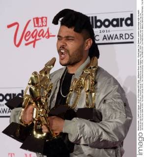 Billboard Music Awards - Preisträger The Weeknd appears backstage with his eight awards during the annual Billboard Music Awards held at T-Mobile Arena in Las Vegas on May 22, 2016. The musician was honored as Top Hot 100 Artist, Top Song Sales Artist, Top Radio Songs Artist, Top Streaming Songs Artist, Top R&B Artist, Top R&B Album for Beauty Behind the Madness, Top Streaming Song for The Hills and Top R&B Song for The Hills.  LAV20160522906 JIMxRUYMEN
