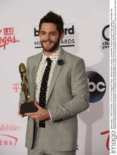 Billboard Music Awards - Preisträger Musician Thomas Rhett appears backstage with the Top Country Song Award during the annual Billboard Music Awards held at T-Mobile Arena in Las Vegas, Nevada on May 22, 2016.  LAV20160522329 JIMxRUYMEN