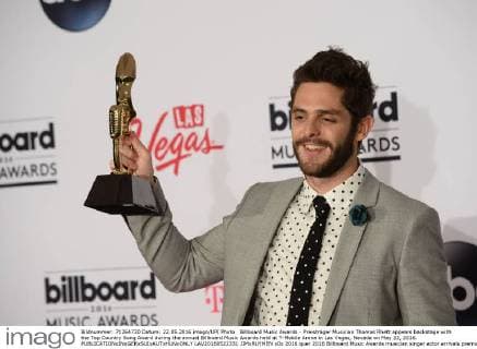 Billboard Music Awards - Preisträger Musician Thomas Rhett appears backstage with the Top Country Song Award during the annual Billboard Music Awards held at T-Mobile Arena in Las Vegas, Nevada on May 22, 2016.  LAV20160522331 JIMxRUYMEN
