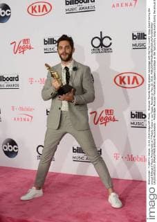 Musician Thomas Rhett appears backstage with the Top Country Song Award during the annual Billboard Music Awards held at T-Mobile Arena in Las Vegas, Nevada on May 22, 2016.  LAV20160522333 JIMxRUYMEN