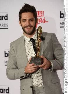 Billboard Music Awards - Preisträger Musician Thomas Rhett appears backstage with the Top Country Song Award during the annual Billboard Music Awards held at T-Mobile Arena in Las Vegas, Nevada on May 22, 2016.  LAV20160522335 JIMxRUYMEN