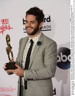 Billboard Music Awards - Preisträger Musician Thomas Rhett appears backstage with the Top Country Song Award during the annual Billboard Music Awards held at T-Mobile Arena in Las Vegas, Nevada on May 22, 2016.  LAV20160522330 JIMxRUYMEN
