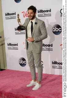 Billboard Music Awards - Preisträger Musician Thomas Rhett appears backstage with the Top Country Song Award during the annual Billboard Music Awards held at T-Mobile Arena in Las Vegas, Nevada on May 22, 2016.  LAV20160522336 JIMxRUYMEN