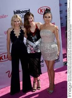 Actresses Kristen Bell, Kathryn Hahn and Mila Kunis attend the annual Billboard Music Awards held at T-Mobile Arena in Las Vegas, Nevada on May 22, 2016.  LAV20160522361 JIMxRUYMEN