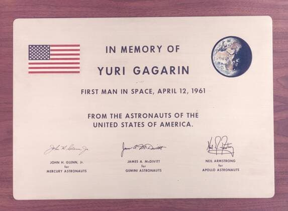 Apr. 12, 2011 - Mexico - E12041112.JPG.MÆ’XICO, D.F.-Homenaje-Espacio-NASA. Placa conmemorativa en memoria del astronauta ruso Yuri Gagarin, quien el 12 de abril de 1961 se convirti en el primer ser humano en orbitar la Tierra a bordo de la nave espacial Vostok I. El homenaje fue realizado por el entonces administrador de la NASA, George M. Bajo, el 21 de enero de 1971. EGV. Foto: NASA Agencia EL UNIVERSAL.  - ZUMAu78_