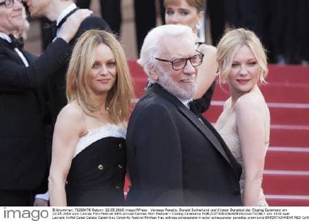 Vanessa Paradis, Donald Sutherland und Kirsten Dunstbei der Closing Ceremony am 22.05.2016 vom Cannes Film Festival 69th Annual Cannes Film Festival - Closing Ceremony 