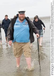 Filmcrew mit Max von Thun macht Vögelurlaub auf Borkum 20.05.2016, Strand, Borkum, Crew Team Gut zu Vögeln auf Borkum, Borkum in 36 Stunden und es hat sich gelohnt - im Bild Albertus Akkermann (Wattführer) begleitete die Crew Musikalisch und einem Muschelrennen. KFOTOxKokenge