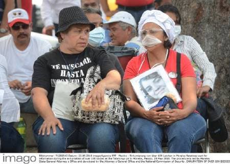 Mexiko - Exhumierung von über 100 Leichen in Morelos Relatives wait for information during the exhumation of over 100 bodies at the Tetelcingo pit in Morelos, Mexico, 23 May 2016. The procedure is led by Morelos State General Attorney s Office and developed by the Attorney s General Office and the National Commission of Security. EXHUMATION OF OVER 100 BODIES AT PIT IN CENTRAL MEXICO !ACHTUNG: NUR REDAKTIONELLE NUTZUNG!  TET001 20160524-635996509484495725