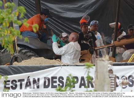 Mexiko - Exhumierung von über 100 Leichen in Morelos Authorities work on the exhumation of over 100 bodies at the Tetelcingo pit in Morelos, Mexico, 23 May 2016. The procedure is led by Morelos State General Attorney s Office and developed by the Attorney s General Office and the National Commission of Security. EXHUMATION OF OVER 100 BODIES AT PIT IN CENTRAL MEXICO !ACHTUNG: NUR REDAKTIONELLE NUTZUNG!  TET002 20160524-635996509499783725