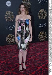 Cast member Anne Hathaway attends the premiere of the motion picture fantasy Alice Through the Looking Glass at the El Capitan Theatre in the Hollywood section of Los Angeles on May 23, 2016. Storyline: Nineteen-year-old Alice returns to the magical world from her childhood adventure, where she reunites with her old friends and learns of her true destiny: to end the Red Queen s reign of terror.  LAP2016052316 JIMxRUYMEN