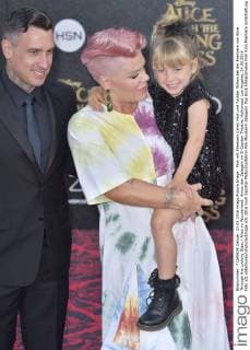 Pink mit Ehemann Carey Hart und Tochter Willow bei der Premiere von Alice Through the Looking Glass Alice im Wunderland: Hinter den Spiegeln im El Capitan Theatre, Hollywood. Los Angeles, 24.05.2016 Foto:xD.xStarbuckx xFuturexImage