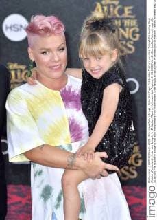 Bilder des Tages Pink bei der Premiere von Alice Through the Looking Glass Alice im Wunderland: Hinter den Spiegeln im El Capitan Theatre, Hollywood. Los Angeles, 24.05.2016 Foto:xD.xStarbuckx xFuturexImage