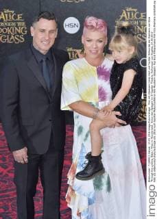 Pink mit Ehemann Carey Hart und Tochter Willow bei der Premiere von Alice Through the Looking Glass Alice im Wunderland: Hinter den Spiegeln im El Capitan Theatre, Hollywood. Los Angeles, 24.05.2016 Foto:xD.xStarbuckx xFuturexImage