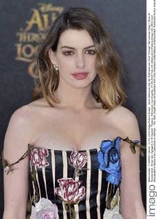 Anne Hathaway bei der Premiere von Alice Through the Looking Glass Alice im Wunderland: Hinter den Spiegeln im El Capitan Theatre, Hollywood. Los Angeles, 24.05.2016 Foto:xD.xStarbuckx xFuturexImage