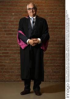 Verleihung der Ehrendoktortitel an der Universität Hasselt Paul Stoffels pictured before a ceremony for the Doctor Honoris Causa honorary degrees of the UHasselt university, Tuesday 24 May 2016 in Diepenbeek.  YORICKxJANSENS 04857126