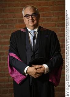 Verleihung der Ehrendoktortitel an der Universität Hasselt Paul Stoffels pictured before a ceremony for the Doctor Honoris Causa honorary degrees of the UHasselt university, Tuesday 24 May 2016 in Diepenbeek.  YORICKxJANSENS 04857127