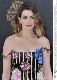 Anne Hathaway bei der Premiere von Alice Through the Looking Glass Alice im Wunderland: Hinter den Spiegeln im El Capitan Theatre, Hollywood. Los Angeles, 24.05.2016 Foto:xD.xStarbuckx xFuturexImage