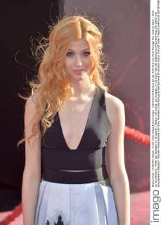 Katherine McNamara bei der Premiere von Alice Through the Looking Glass Alice im Wunderland: Hinter den Spiegeln im El Capitan Theatre, Hollywood. Los Angeles, 24.05.2016 Foto:xD.xStarbuckx xFuturexImage