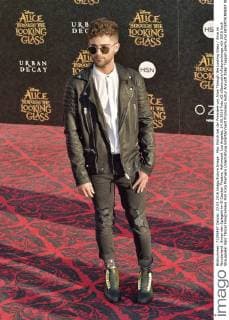 Max Ehrich bei der Premiere von Alice Through the Looking Glass Alice im Wunderland: Hinter den Spiegeln im El Capitan Theatre, Hollywood. Los Angeles, 24.05.2016 Foto:xD.xStarbuckx xFuturexImage