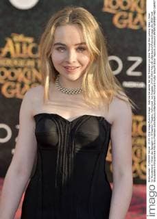 Sabrina Carpenter bei der Premiere von Alice Through the Looking Glass Alice im Wunderland: Hinter den Spiegeln im El Capitan Theatre, Hollywood. Los Angeles, 24.05.2016 Foto:xD.xStarbuckx xFuturexImage