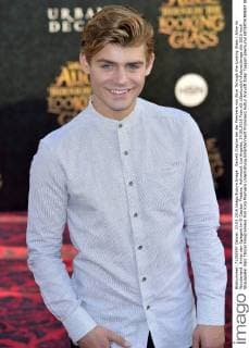 Garrett Clayton bei der Premiere von Alice Through the Looking Glass Alice im Wunderland: Hinter den Spiegeln im El Capitan Theatre, Hollywood. Los Angeles, 24.05.2016 Foto:xD.xStarbuckx xFuturexImage