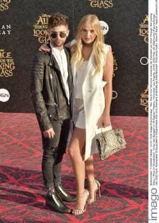 Max Ehrich und Veronica Dunne bei der Premiere von Alice Through the Looking Glass Alice im Wunderland: Hinter den Spiegeln im El Capitan Theatre, Hollywood. Los Angeles, 24.05.2016 Foto:xD.xStarbuckx xFuturexImage
