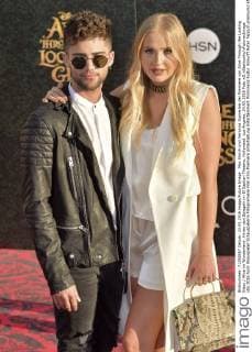 Max Ehrich und Veronica Dunne bei der Premiere von Alice Through the Looking Glass Alice im Wunderland: Hinter den Spiegeln im El Capitan Theatre, Hollywood. Los Angeles, 24.05.2016 Foto:xD.xStarbuckx xFuturexImage