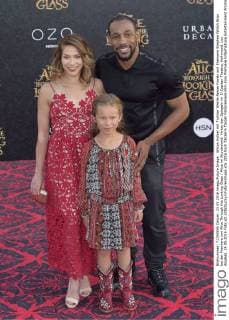 Allison Holker mit Tochter Weslie Renae Fowler und Ehemann Stephen tWitch Boss bei der Premiere von Alice Through the Looking Glass Alice im Wunderland: Hinter den Spiegeln im El Capitan Theatre, Hollywood. Los Angeles, 24.05.2016 Foto:xD.xStarbuckx xFuturexImage