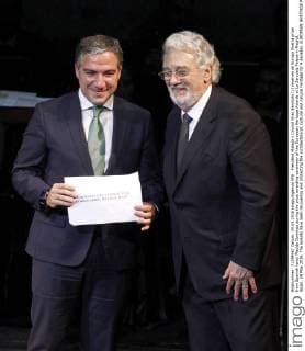 President Malaga s Council Elias Bendodo (L) receives an Europa Nostra prize from Spanish tenor Placido Domingo during the prize awarding ceremony of the European Heritage Awards at La Zarzuela Palace in Madrid, Spain, 24 May 2016. The awards have been recovering and protecting the architectonical, cultural and natural heritage for 4 decades. EUROPEAN HERITAGE PRIZE AWARDING CREMONY IN MADRID !ACHTUNG: NUR REDAKTIONELLE NUTZUNG!  GRA003 20160524-635997298728315684