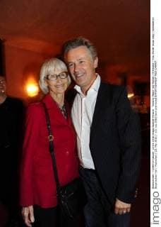 Timothy Peach mit Mutter Premiere Frau Müller muss weg Komödie im Bayerischen Hof Muenchen 23. Mai 2016