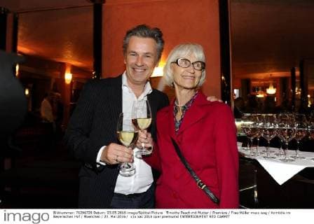 Timothy Peach mit Mutter Premiere Frau Müller muss weg Komödie im Bayerischen Hof Muenchen 23. Mai 2016