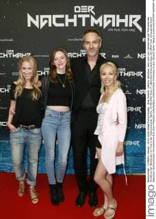 Sina Tkotsch, Carolyn Genzkow, Akiz und Lynn Femme bei der Premiere des Kinofilms Der Nachtmahr im Kino in der Kulturbrauerei. Berlin, 24.05.2016 Foto:xT.xBartillax xFuturexImage